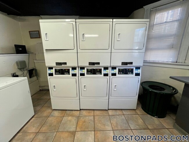 Building Photo - 5 Barrows St