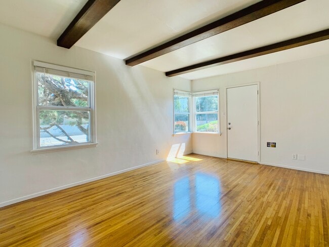 Building Photo - 2598 Amherst Ave
