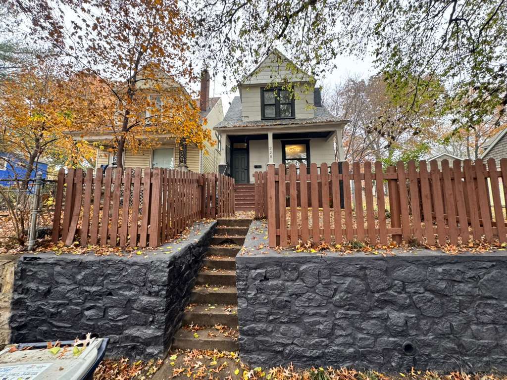 Primary Photo - 3228 Thompson Ave