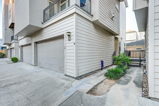 Building Photo - 1325 W 24th St