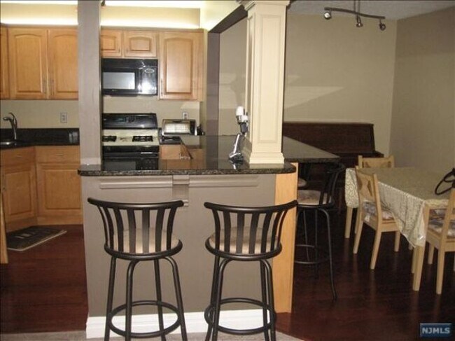 Foto del edificio - 585 Lilac Ln