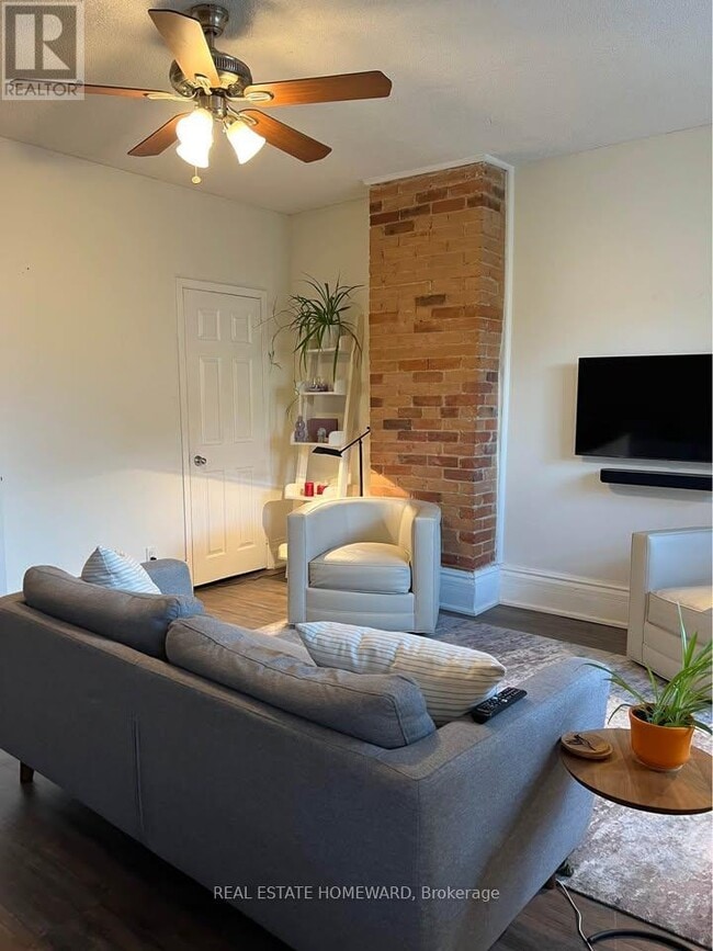 Photo du bâtiment - 244 Bathurst St