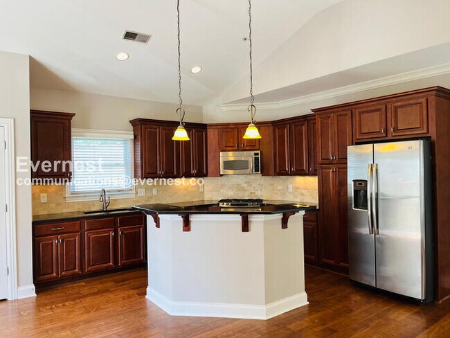 Foto del edificio - 101 Generals Retreat Pl