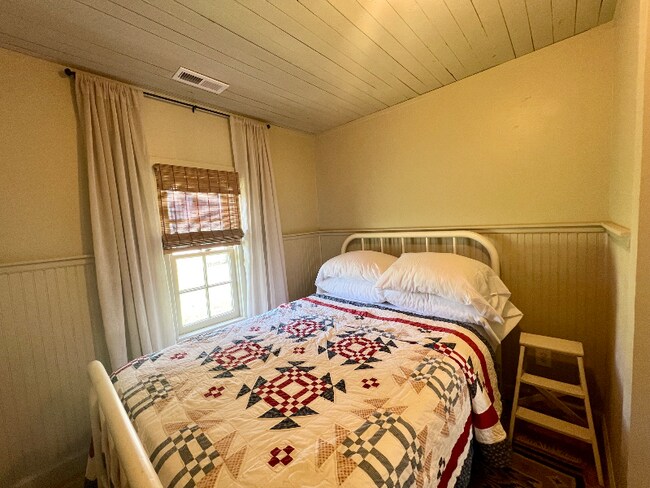 Foto del edificio - 614 W Holt St