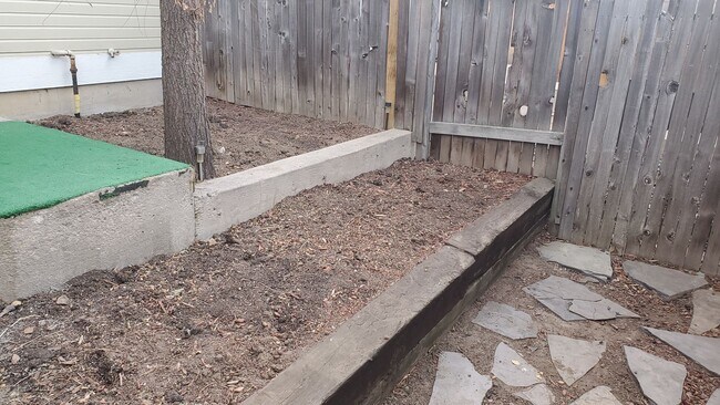 Building Photo - 2-Bedroom 1 car garage, Townhome in Distri...