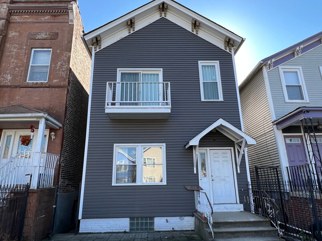 2439 W Fillmore St Unit 1, Chicago, IL 60612 Apartments in Chicago