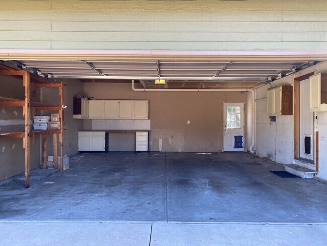 Building Photo - 3-Bed / 3.5-Bath Single-Family Mid-Town Ho...