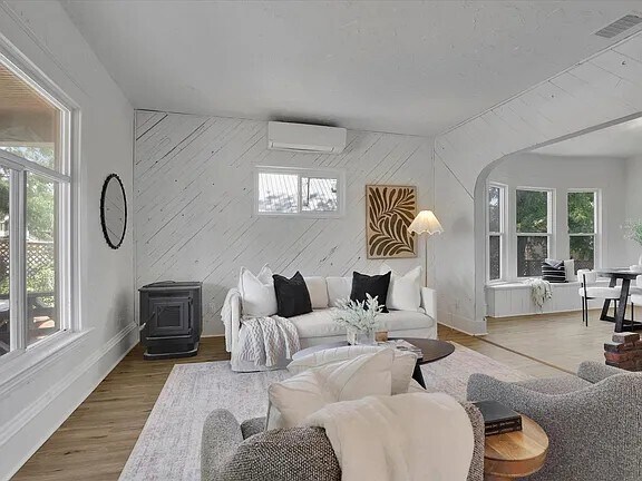 Foto del edificio - 2218 E Pacific Ave