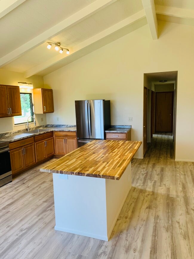 Building Photo - 2751 Palalani St