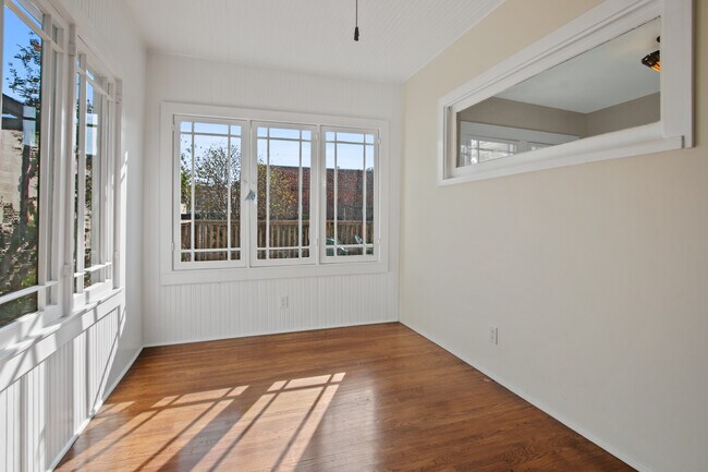 Foto del edificio - 4645 W Washington Blvd