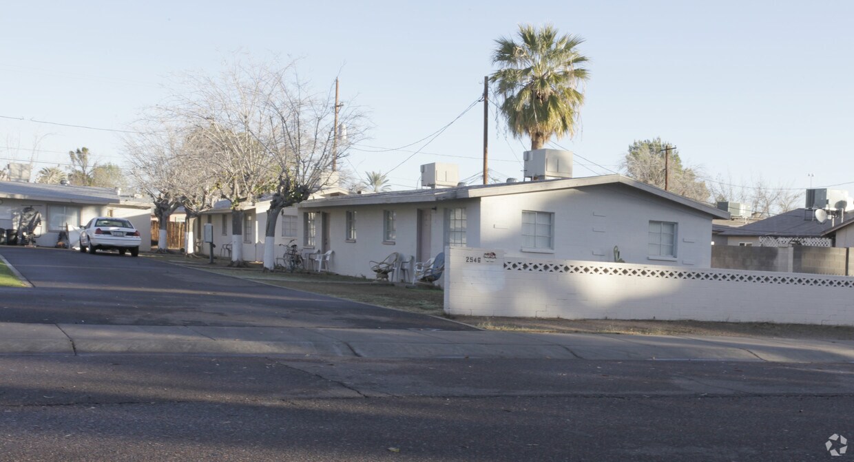 Primary Photo - 2546 W Orangewood Ave