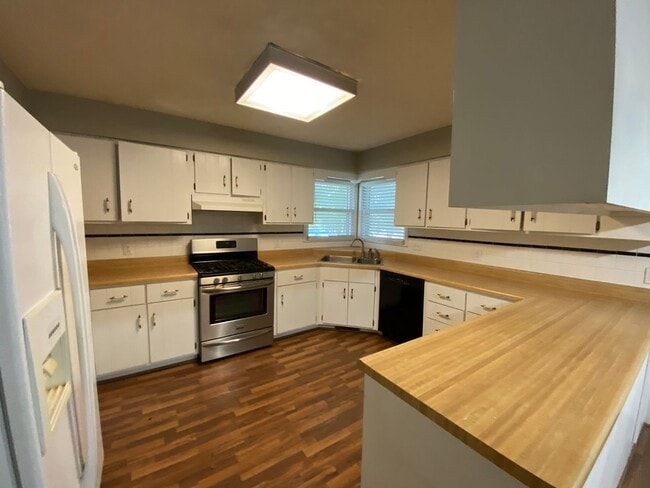 Building Photo - 5 Bedroom with walkout basement Available 3/16/2026