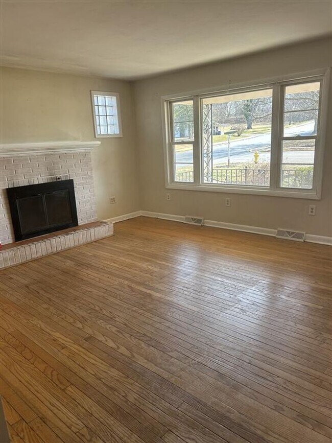 Foto del edificio - 4 Bedroom home for Rent!! This house is being renovated**