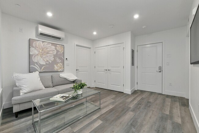 Foto del edificio - 585 Essex St