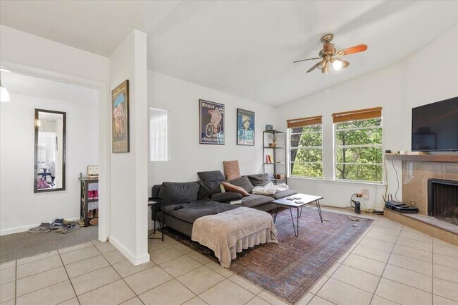 Foto del edificio - 6307B Shadow Valley Dr