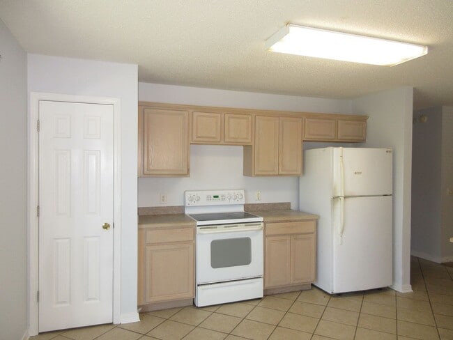 Building Photo - Charming 3 Bedroom near NAS