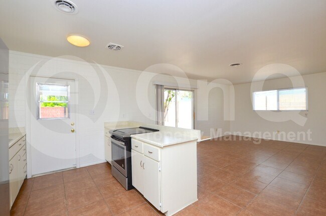 Building Photo - 713 E Campus Dr