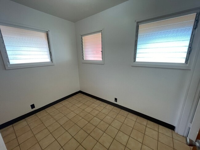 Building Photo - COZY KAIMUKI COTTAGE- UTILITIES AND PARKIN...