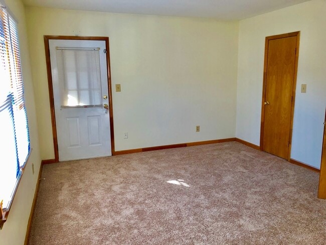 Building Photo - Incredibly Spacious 4 BR House w/ Bonus Ro...