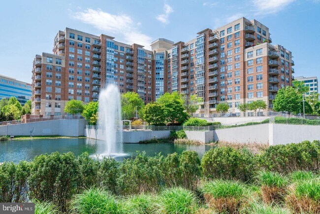 Foto del edificio - 11800 Sunset Hills Rd