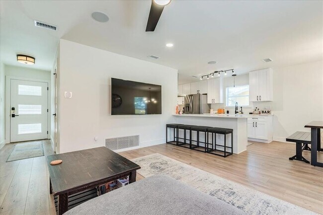 Foto del edificio - 7500 Bloomfield Dr