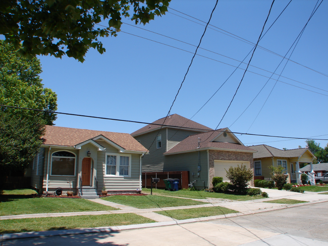 Neighbor house - 913 Milton St