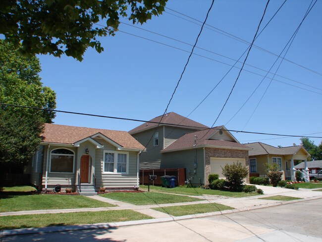 Neighbor house - 913 Milton St House