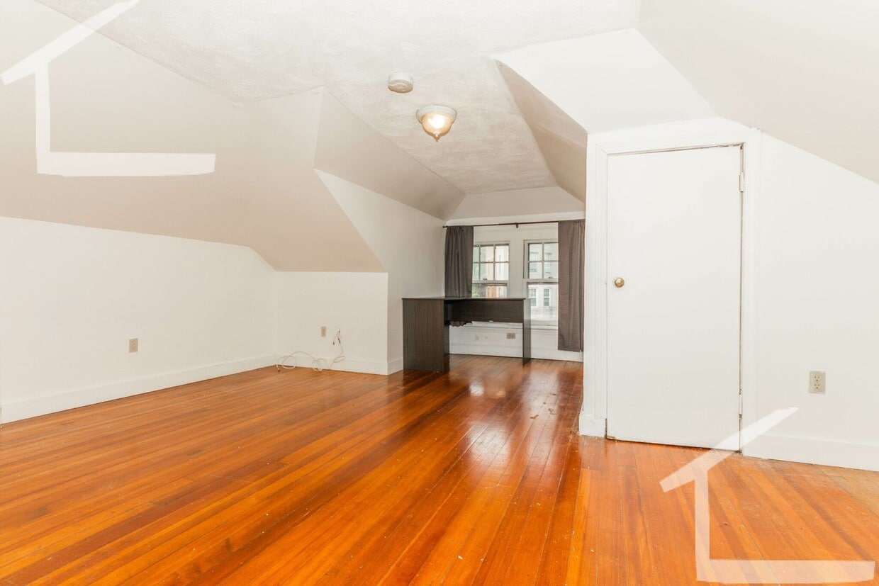 Building Photo - Utilities Included (Gas, Electric, Heat/Ho...