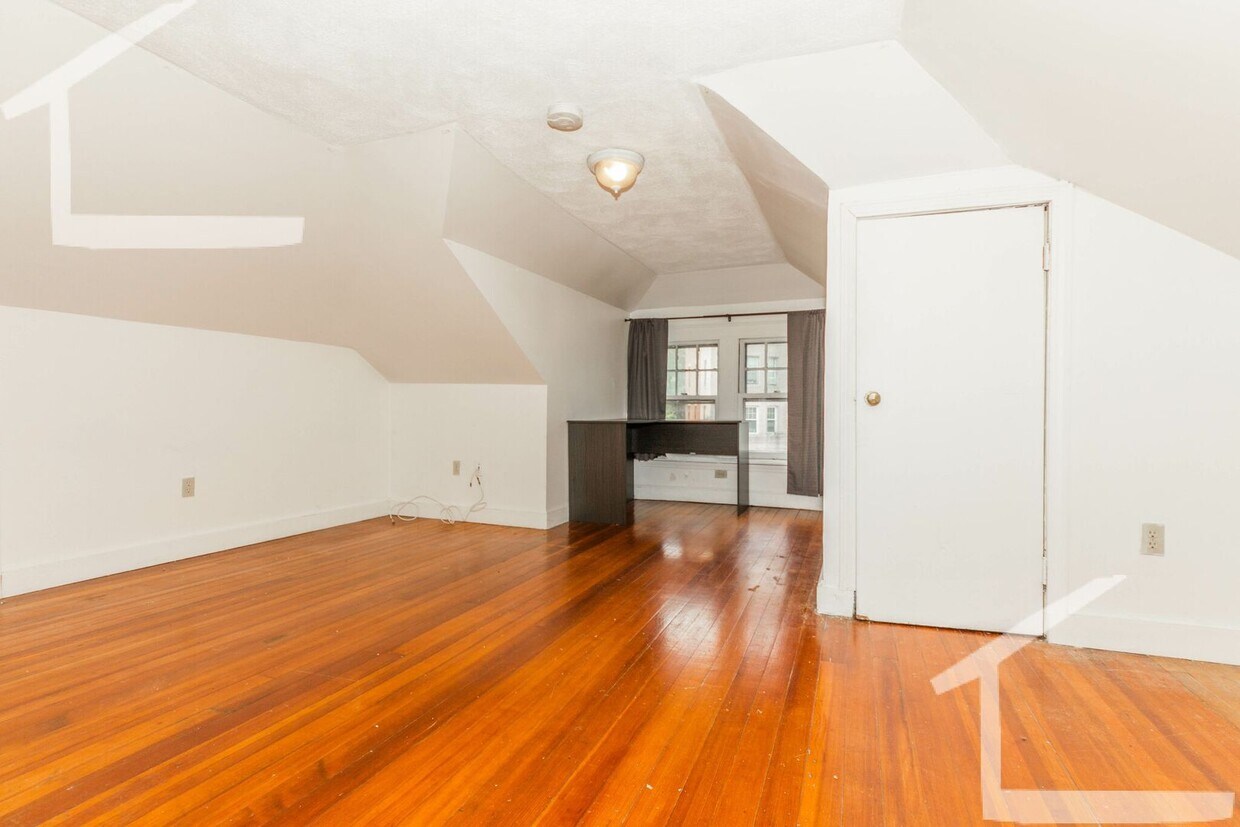 Building Photo - Utilities Included (Gas, Electric, Heat/Hot Water)! Great Value Studio