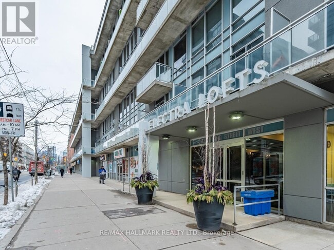 Building Photo - 1029 King St W