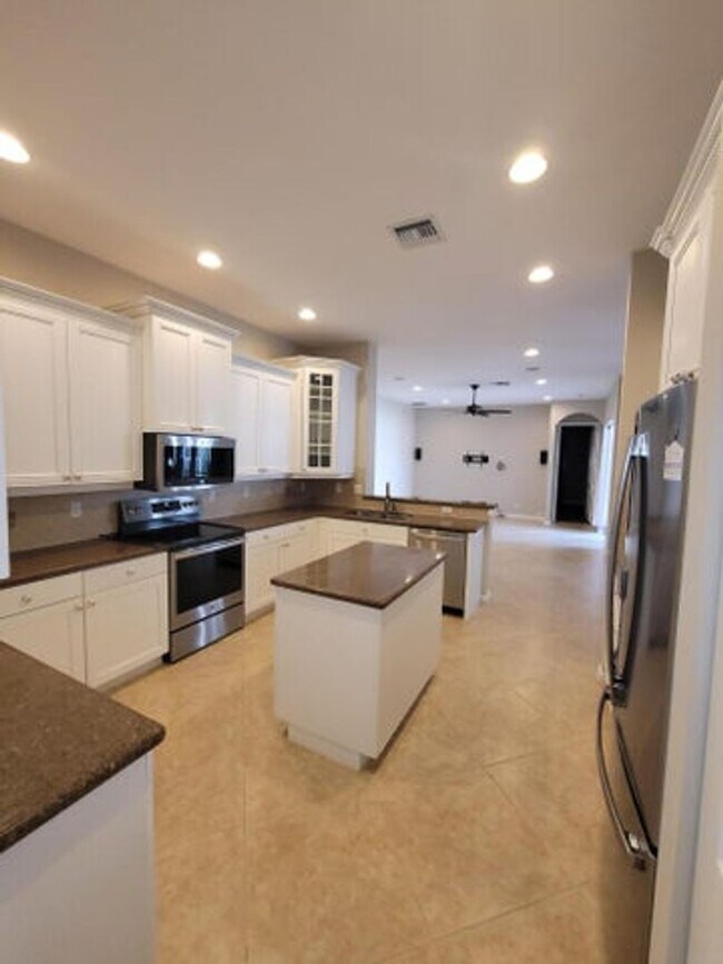 Building Photo - 9335 Plantation Estates Dr