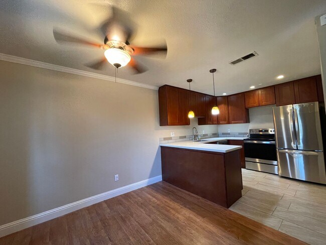 Foto del edificio - Wonderful 3 Bedroom with 2 Bath Downstairs Unit.