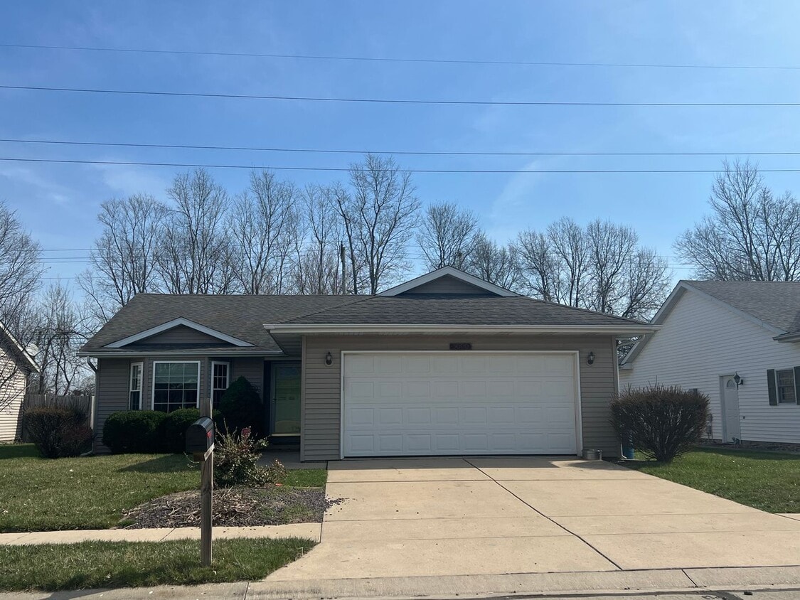 Primary Photo - TWIN LAKES!! 3 BEDROOM 2 FULL BATHS!