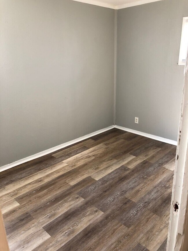 Foto del edificio - Single House 3 Bdr with Fenced yard and Garage AVAILABLE NOW