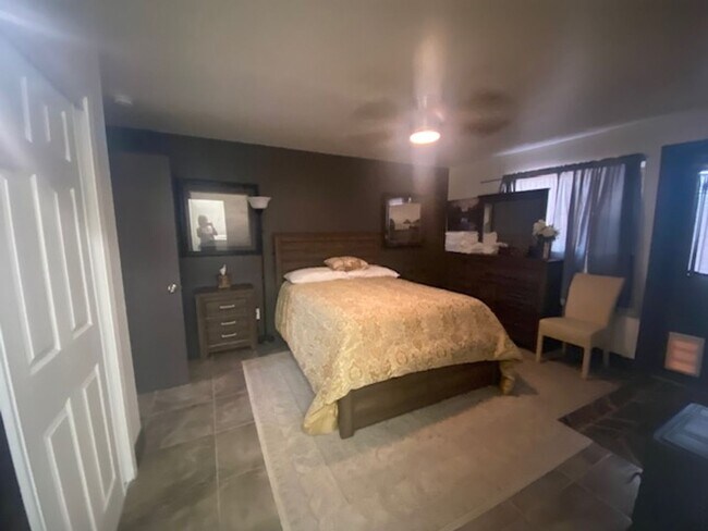 Building Photo - Fully Furnished Spacious 2 Bedroom Apartme...