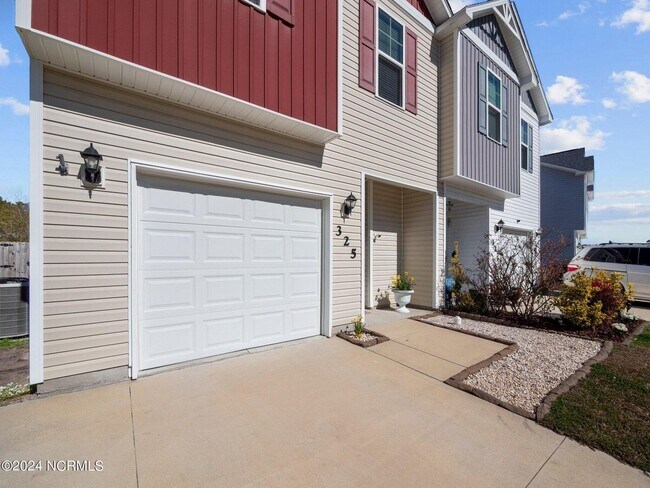 Building Photo - Holly Ridge Townhome Available!