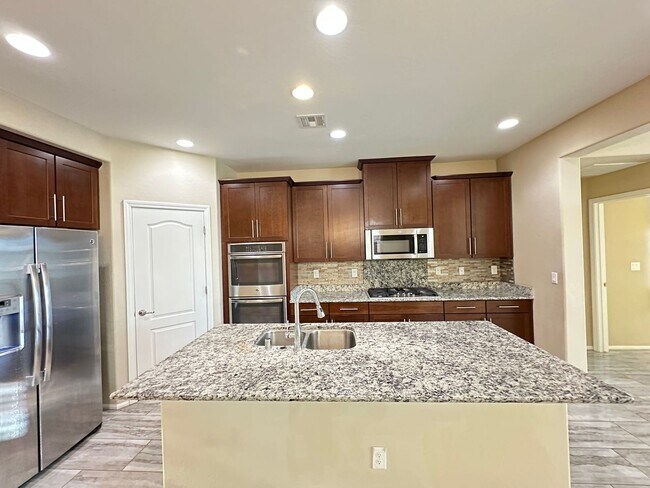 Foto del edificio - LANTERN GARDENS