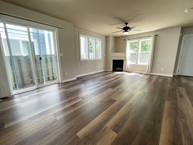 Foto del edificio - Lovely St Johns Home with Attached Garage, Outdoor Space, Washer/Dryer In Unit