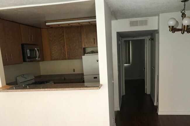 Building Photo - 2550 S Barrington Ave