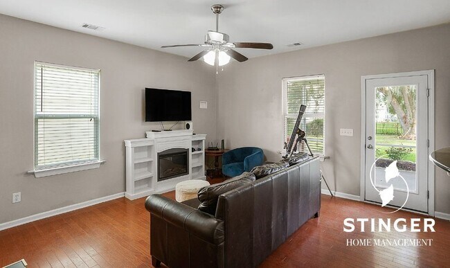 Building Photo - 4 Bedroom / 2.5 Bath For Rent In Shadow Moss