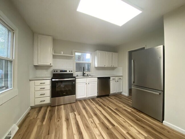 Foto del edificio - Welcome to this delightful three bedroom, ...