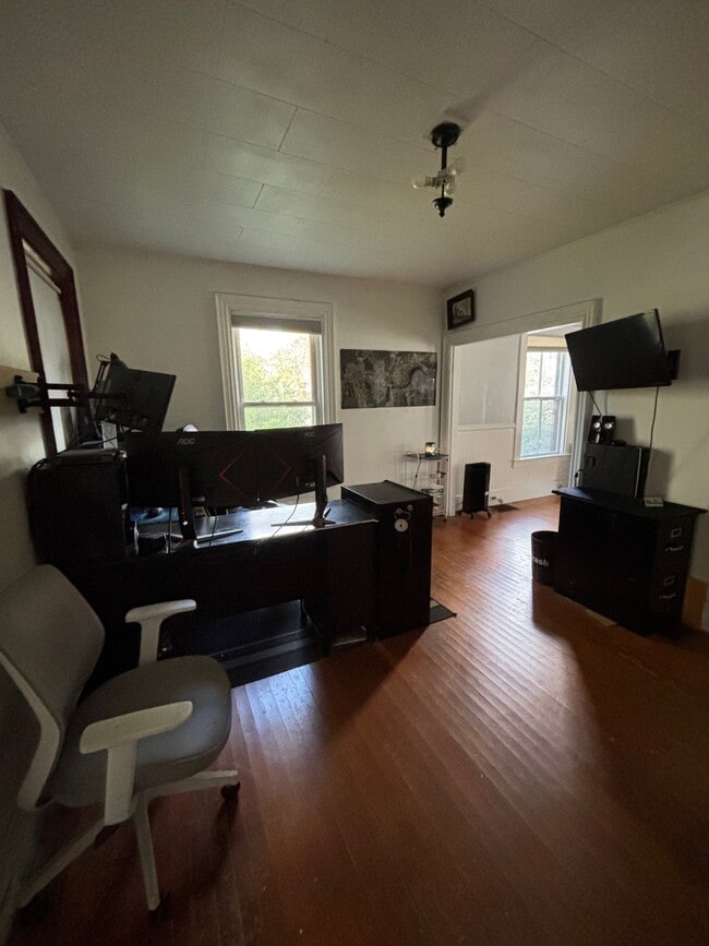 Building Photo - 23 Elm St