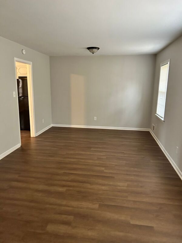 Building Photo - 1529 Pine Tree Dr