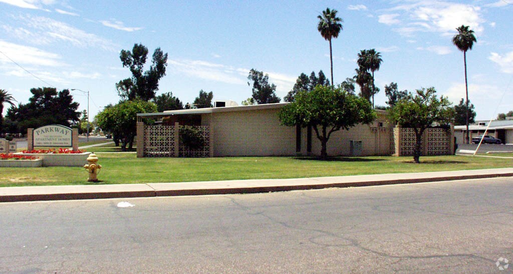 Primary Photo - Parkway Apartments