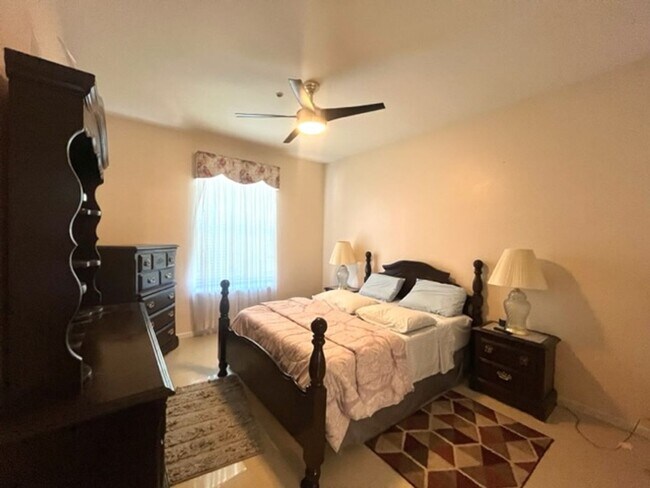 Foto del edificio - FURNISHED 3 Bedroom, 2 Bathrooms in the so...