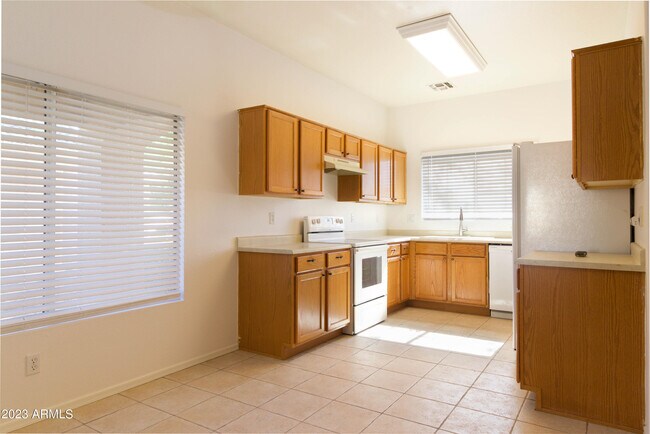 Foto del edificio - 9828 E Knowles Ave