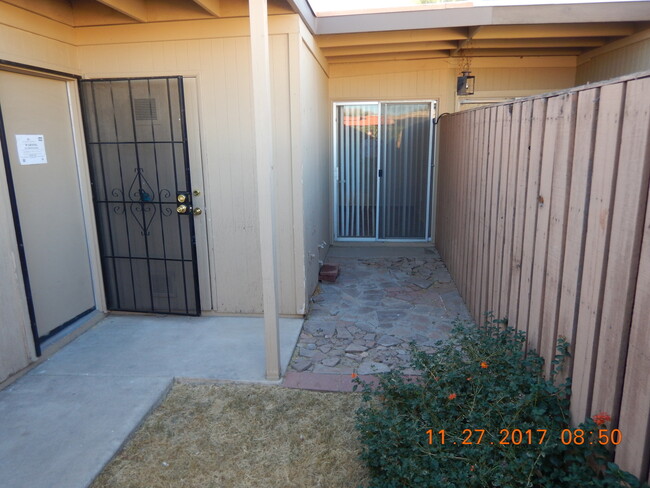 Building Photo - Fort Lowell & Campbell 2/1 - A/C and all a...