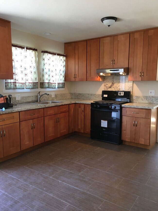 Foto del edificio - Beautifully 2Br, 2Ba Located near UOP