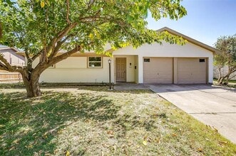 Building Photo - 921 Willow Cir S