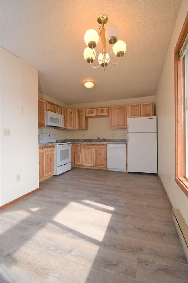 Building Photo - Top Floor Apartment! Convenient Location!